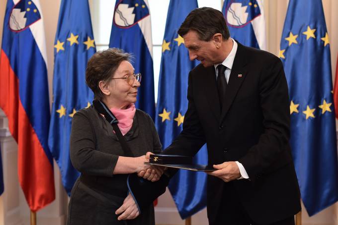 Predsednik Republike Slovenije Borut Pahor je vročil medaljo za zasluge Urški Gállos
